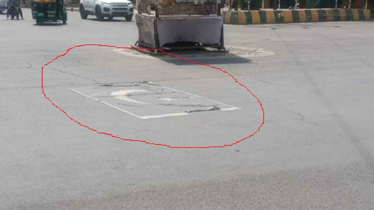 पाकिस्तान का झंडा बीच सड़क पर चिपकाया, लोगों ने पैदल और गाड़ियों से रौंदा