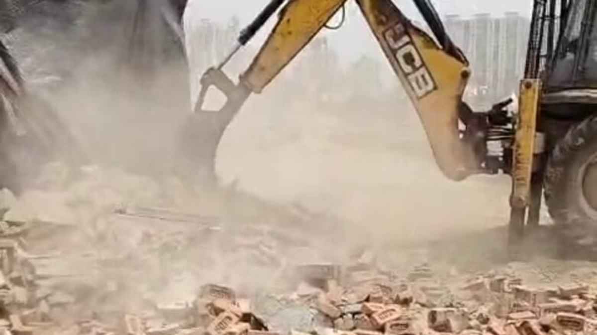 नोएडा प्रशासन का बड़ा एक्शन, 120 कॉलोनी पर चलाया बुलडोजर