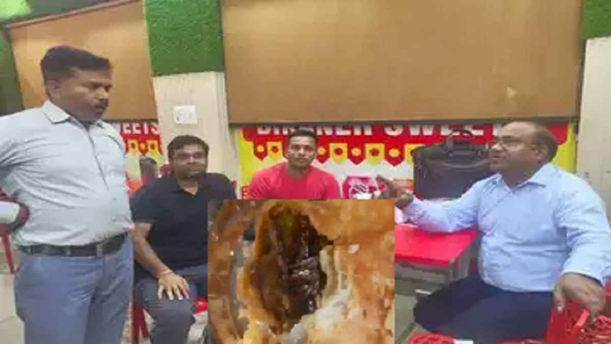 समोसे के अंदर निकला कॉकरोच, ग्राहक ने जमकर काटा बवाल, ऑनलाइन किया था आर्डर