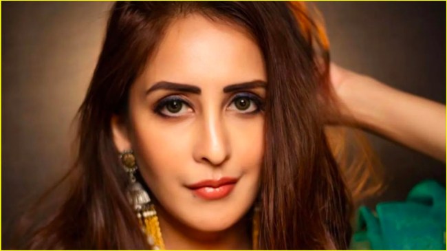 chahatt khanna talk about compromise clause in south film industry