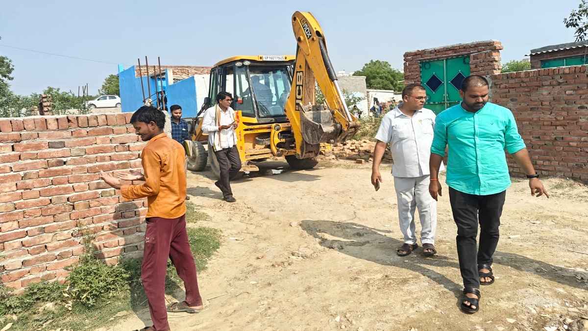 ग्रेटर नोएडा वेस्ट में चला बाबा का बुलडोजर, अवैध कब्जे को किया ध्वस्त