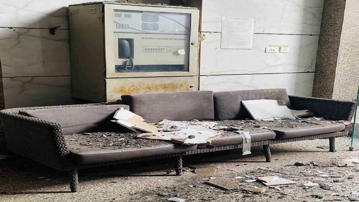 ग्रेटर नोएडा वेस्ट की सोसायटी में बड़ा हादसा, बाल-बाल बचे लोग