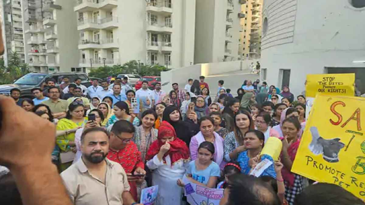 ग्रेटर नोएडा वेस्ट में डॉग से सहमे लोग, सड़क पर उतरकर निकाला गुस्सा