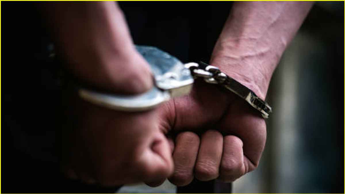 गाजियाबाद में एंटी करप्शन टीम की कार्रवाई, सहायक श्रम आयुक्त का स्टेनो और संविदा कर्मी रिश्वत लेते गिरफ्तार