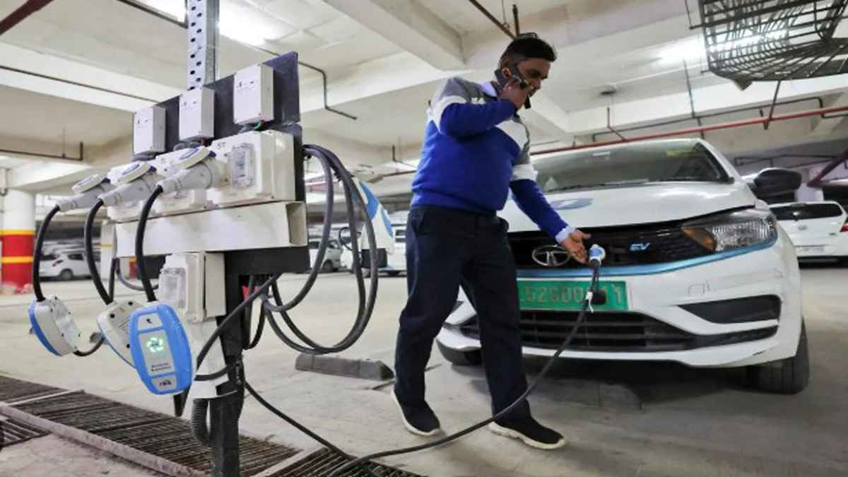 रात में इलेक्ट्रिक वाहन चार्ज करना पड़ेगा 30% महंगा, जानें नया नियम