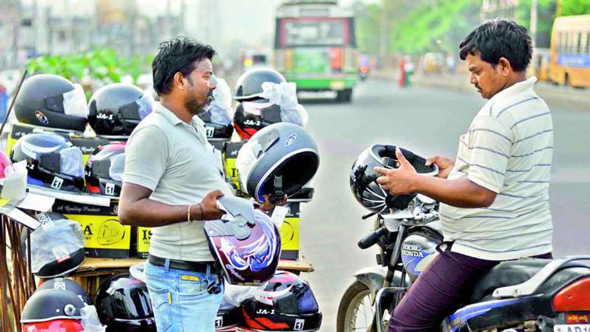 हेलमेट खरीदते समय रखें इन बातों का ध्यान, वरना सिर में लग सकती हैं गंभीर चोट