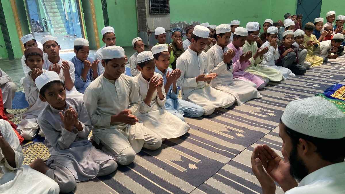 मुस्लिम धर्मगुरुओं ने पाकिस्तान पर भारत की एयर स्ट्राइक पर क्या कहा? हापुड़ में मदरसे में मांगी दुआ