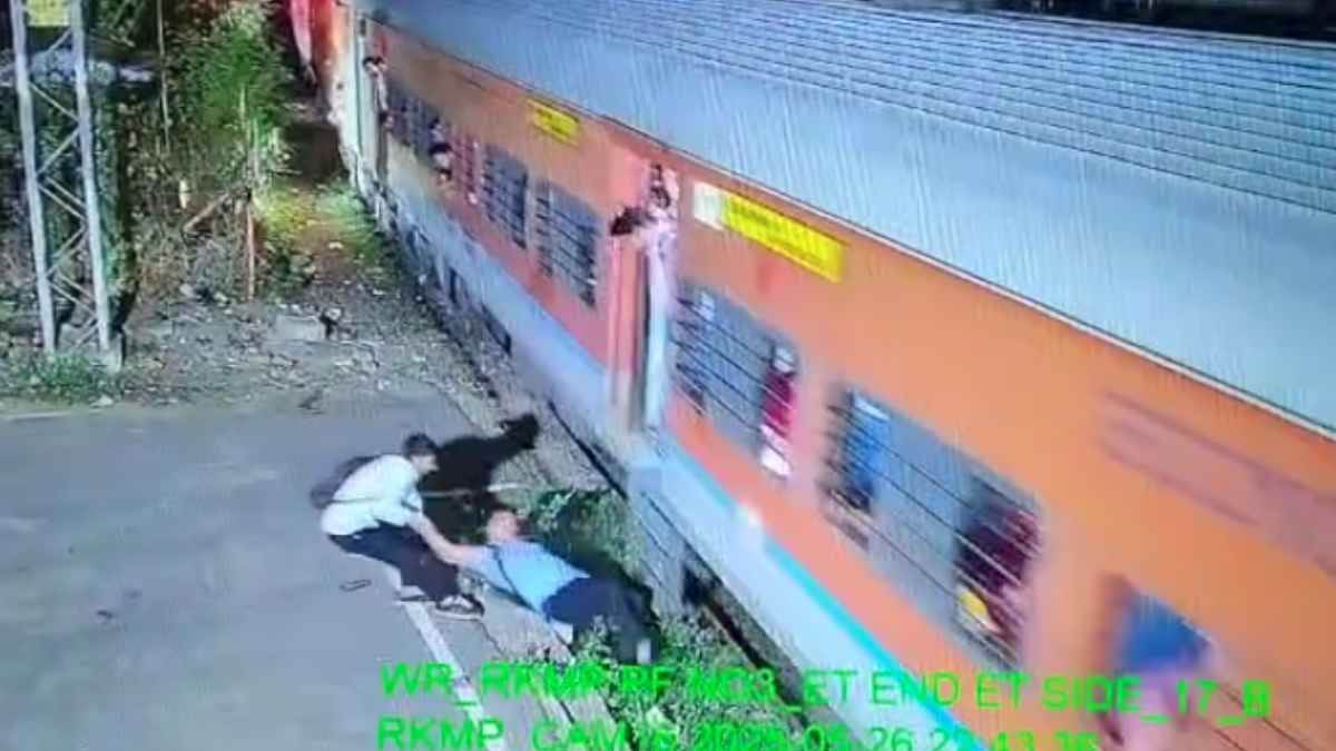 चलती ट्रेन में चढ़ने का खतरनाक अंजाम, देखें कैसे बची शख्स की जान