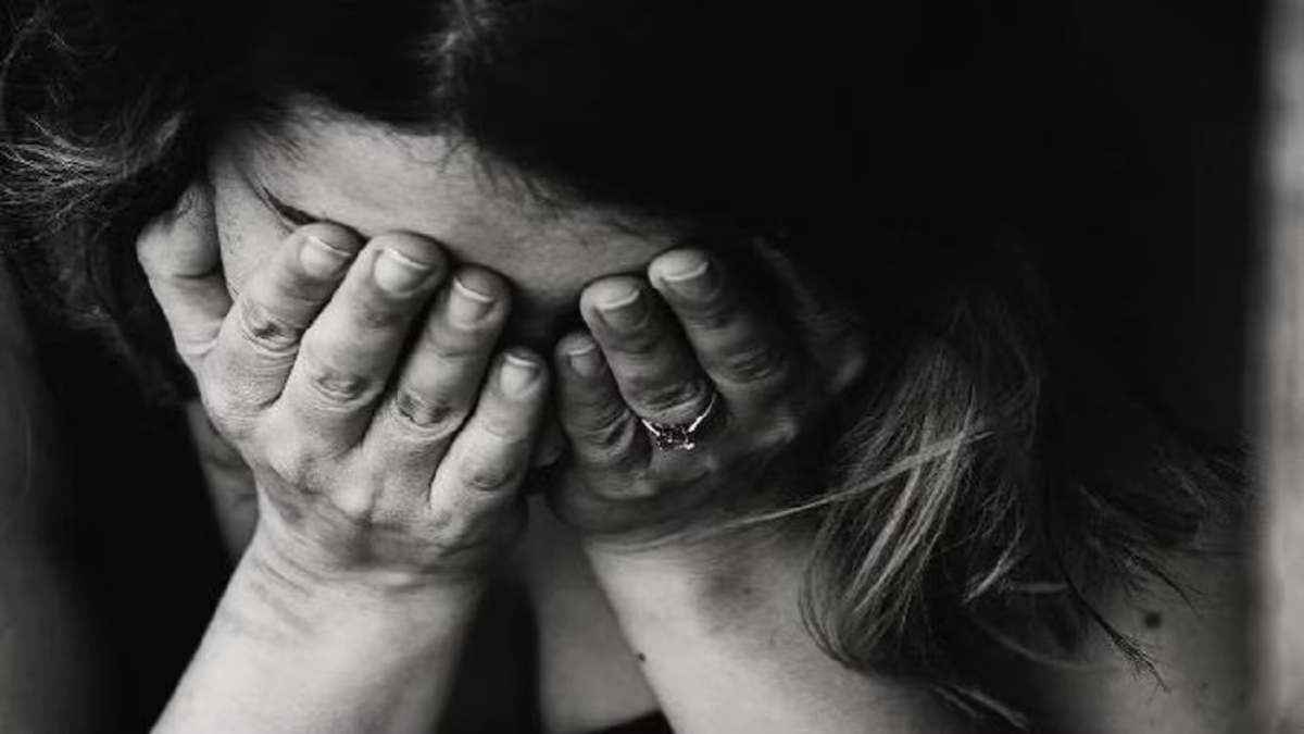 विदेश से लौटे पति के सामने खोली ससुर की करतूत, बेटे पर किया जानलेवा हमला