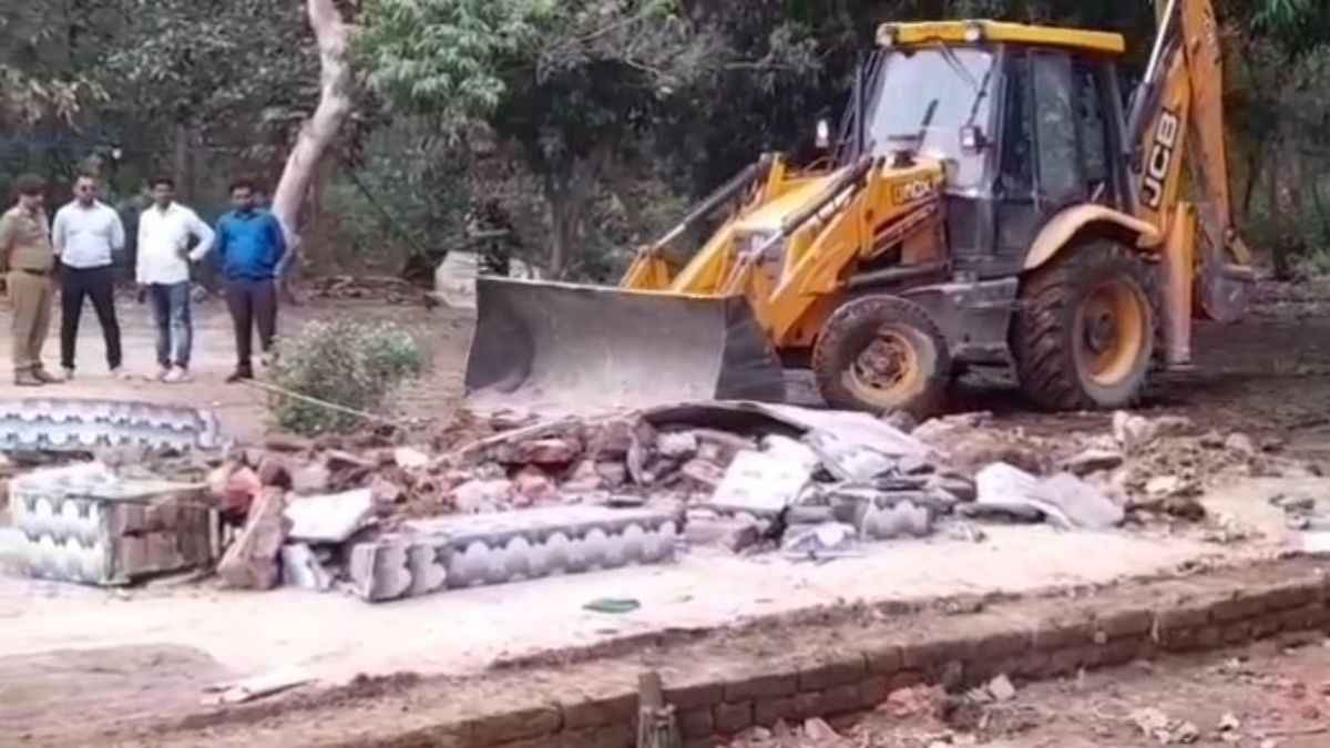 भारत नेपाल बार्डर पर अवैध मजार पर चला बुलडोजर, महाराजगंज में हुआ एक्शन