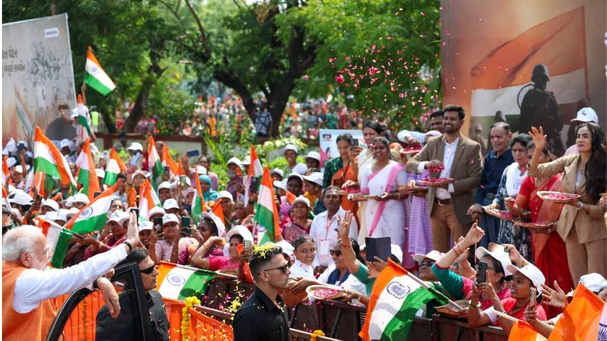 गुजरात में पीएम मोदी के रोड शो की तस्वीरें, कर्नल सोफिया कुरैशी का परिवार भी आया नजर