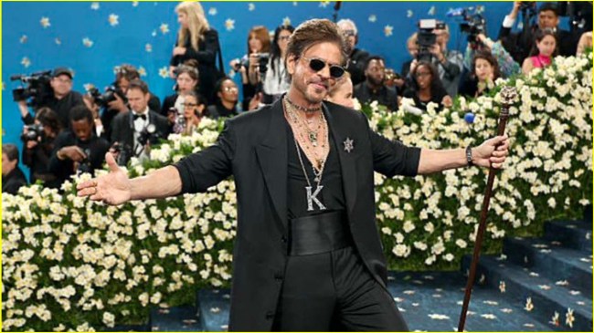 met gala 2025 shahrukh khan introduces himself with 3 words infront american press met gala 2025 shahrukh khan introduces himself with 3 words infront american press