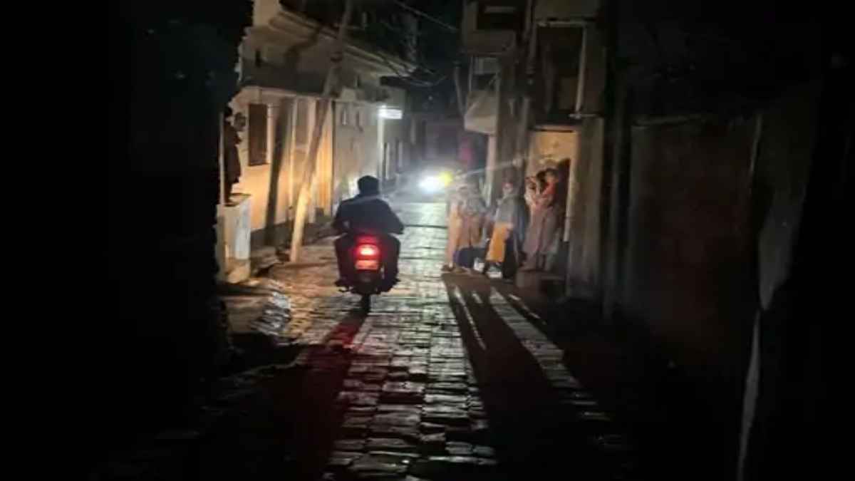 Video: Waqf Bill के विरोध में पूरे गांव की बिजली काटी, कर्मचारी बर्खास्त