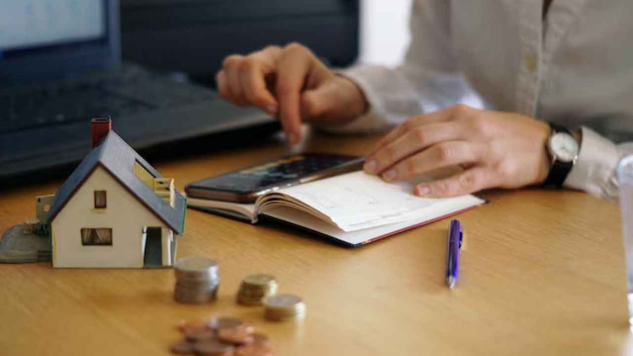 Property Tax: पत्नी के नाम पर प्रॉपर्टी खरीदने के 4 फायदे, खर्चों में मिलेगी छूट