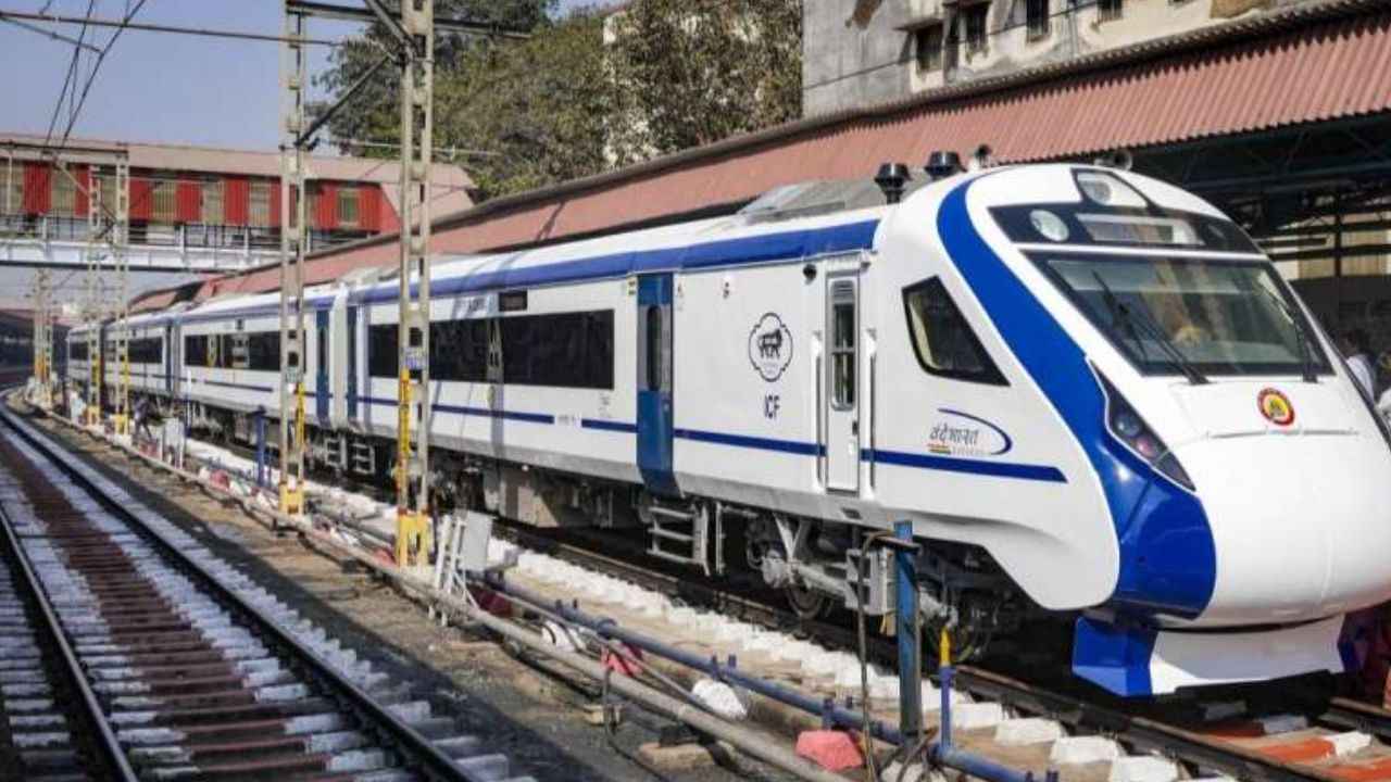 हाईस्पीड वंदे भारत ट्रेन यूपी के इस शहर में पहुंची, जानें किस-किस रूट पर चलेगी?