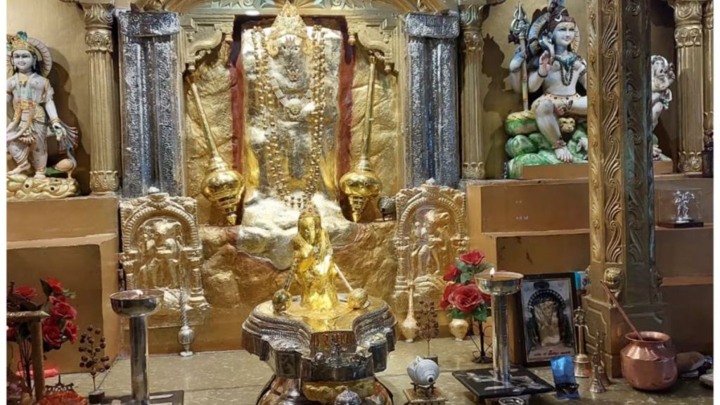 लखनऊ के इस मंदिर में लगती है भूत-प्रेतों की क्लास, पड़ती है जबरदस्त मार - Exploring the History and Features of Lucknows Swayambhu Balaji Temple