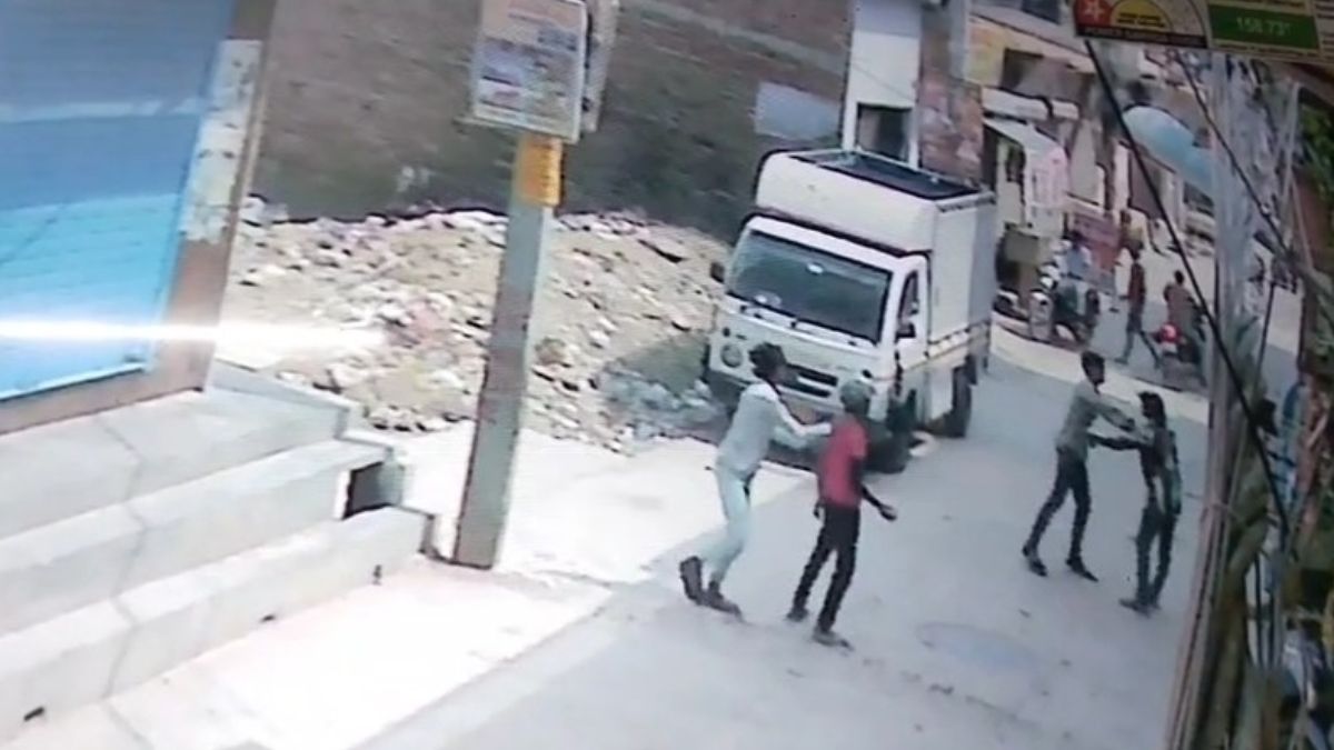 दिल्ली में नाबालिग पर चाकू से हमला, CCTV में कैद हुई खौफनाक वारदात