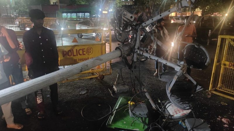 Heavy Rainfall and hailstorm, High Mast Light Pole fell due to storm in Nizamuddin Delhi।