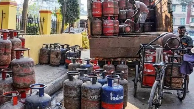 कमर्शियल गैस सिलेंडरों की कीमतों में भारी कटौती