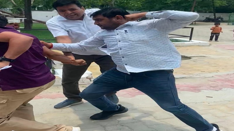 Greater Noida News, Noida Police, ग्रेटर नोएडा न्यूज, नोएडा पुलिस, वीडियो वायरल, Video Viral