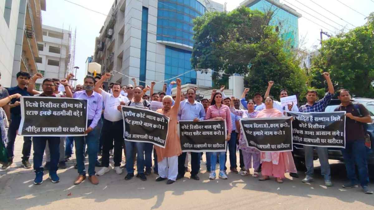 ग्रेटर नोएडा वेस्ट में इस सोसायटी के खरीदारों ने फ्लैट कैंसल होने पर खोला मोर्चा, कोर्ट रिसीवर ऑफिस के बाहर किया प्रदर्शन