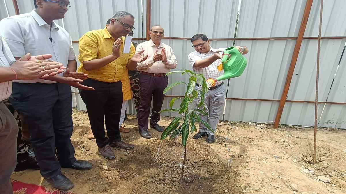 हरित बिहार की ओर एक संकल्प, जेपी गंगा पथ पर शिक्षा विभाग के एसीएस ने किया पौधारोपण