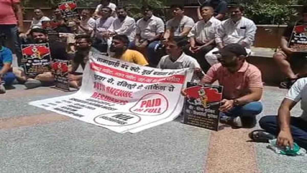 ग्रेटर नोएडा वेस्ट की गौर सिटी में बवाल, निवासियों ने विभिन्न मांगों को लेकर ग्रेनो अथॉरिटी को घेरा