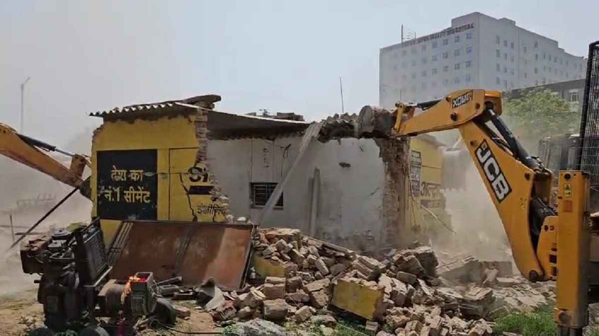 ग्रेटर नोएडा प्राधिकरण का बड़ा एक्शन, 100 करोड़ की जमीन पर चलाया बुलडोजर