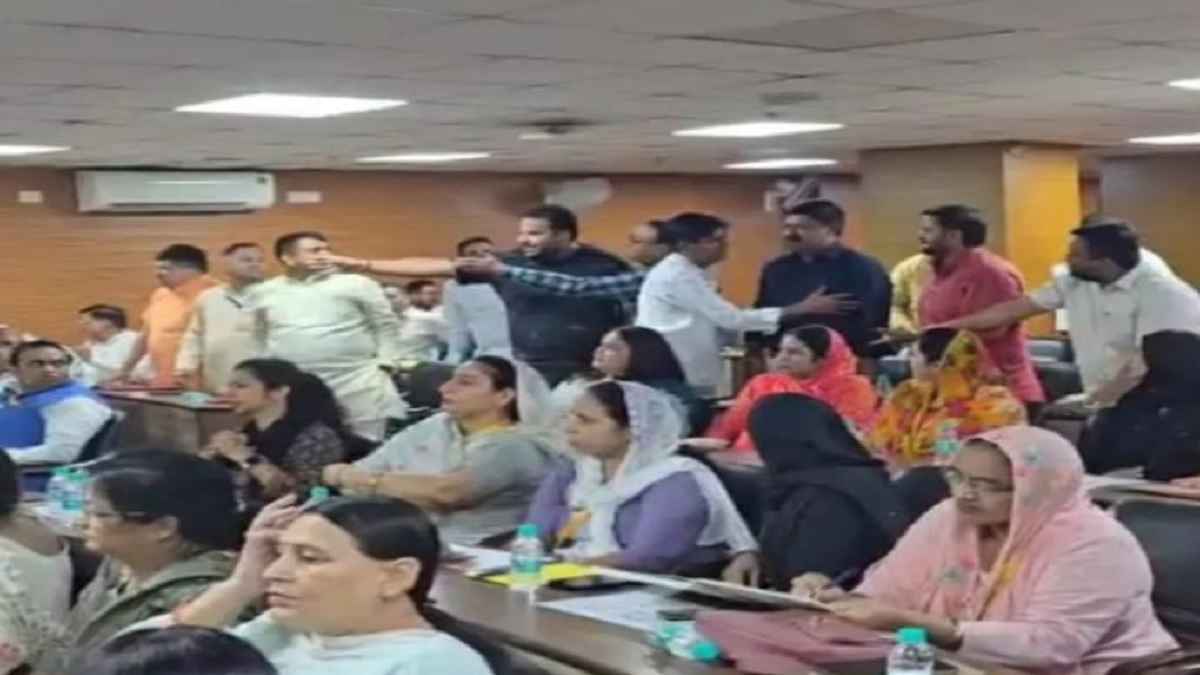 गाजियाबाद नगर निगम की बोर्ड बैठक में जमकर हंगामा, बढ़े हुए हाऊस टैक्स को वापस लेने की मांग