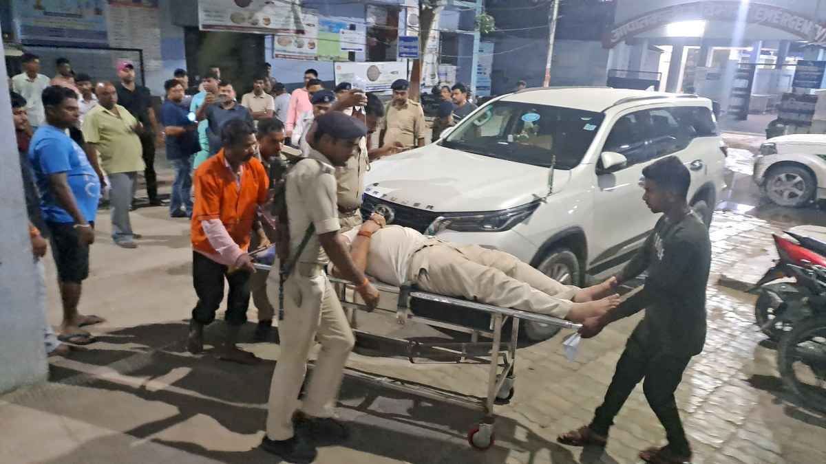 सड़क हादसे में घायल पुलिसकर्मी