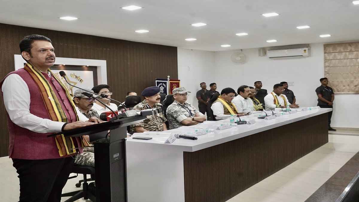 Mumbai News, CM Devendra Fadnavis, Naxalites, Latest News, मुंबई खबर, सीएम देवेंद्र फडणवीस, नक्सली, ताजा खबर