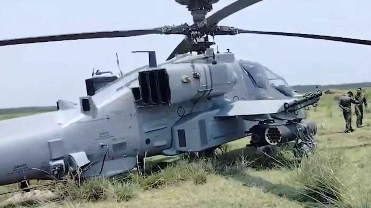 Video : अचानक खेत में उतरा भारतीय वायुसेना का हेलीकॉप्टर अपाचे, ये है वजह
