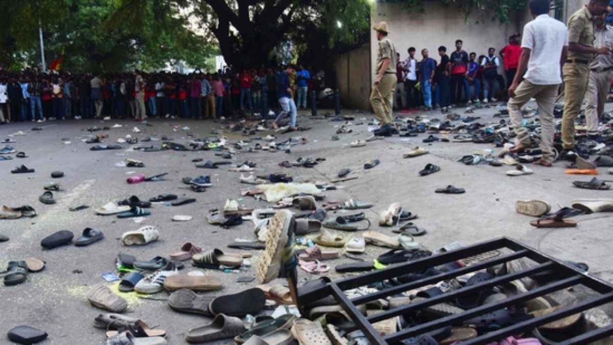 Bengaluru Stampede: कर्नाटक क्रिकेट संघ के दो अधिकारियों ने दिया इस्तीफा, भगदड़ की ली जिम्मेदारी