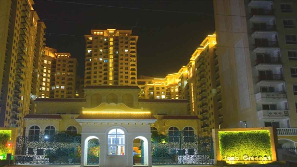 ग्रेटर नोएडा वेस्ट में फैला बीमारी का खतरा, इस सोसायटी का गंदगी से बुरा हाल 
