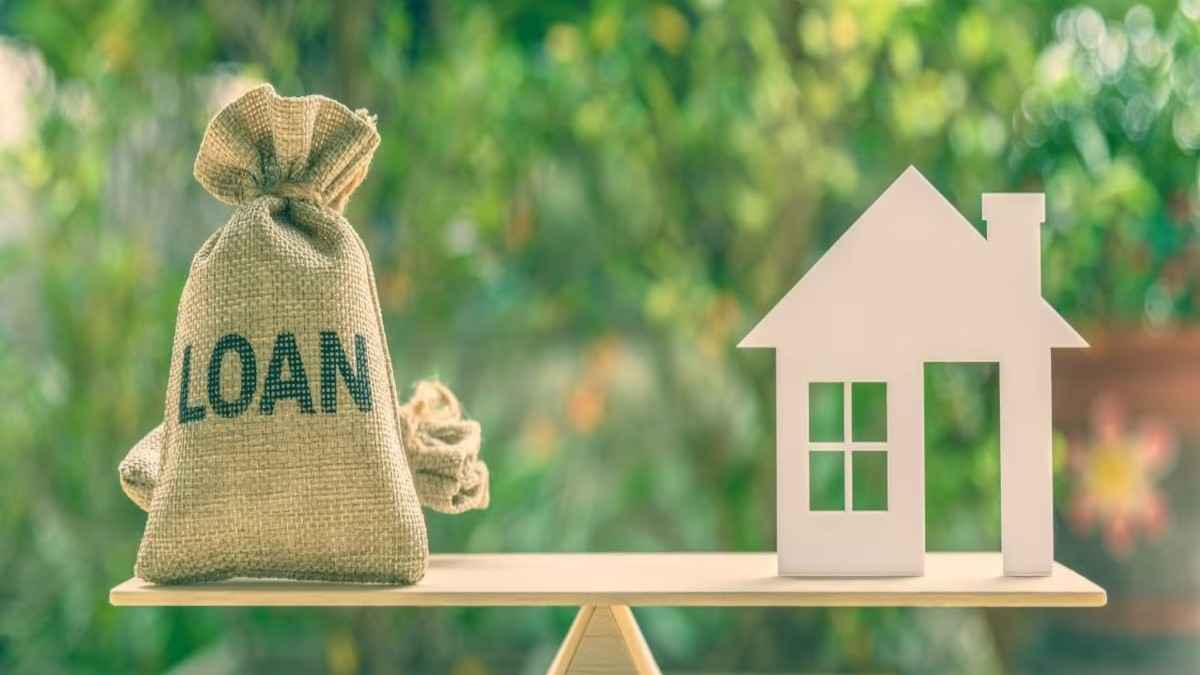 आधार कार्ड पर क्या सच में 2% ब्याज दर पर मिल रहा? वायरल दावे की PIB फैक्ट चेक में खुली पोल