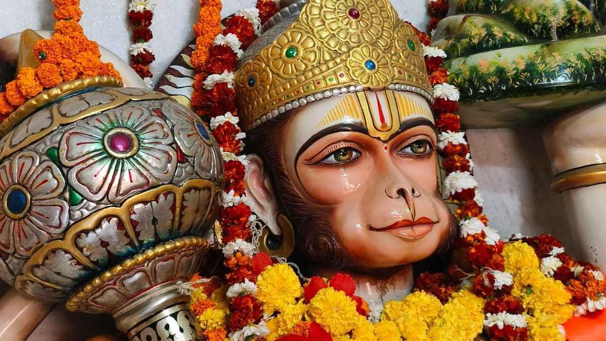 हनुमान चालीसा पढ़ने वाले कभी ने करें ये 5 काम, लाभ की जगह होने लगेगा नुकसान