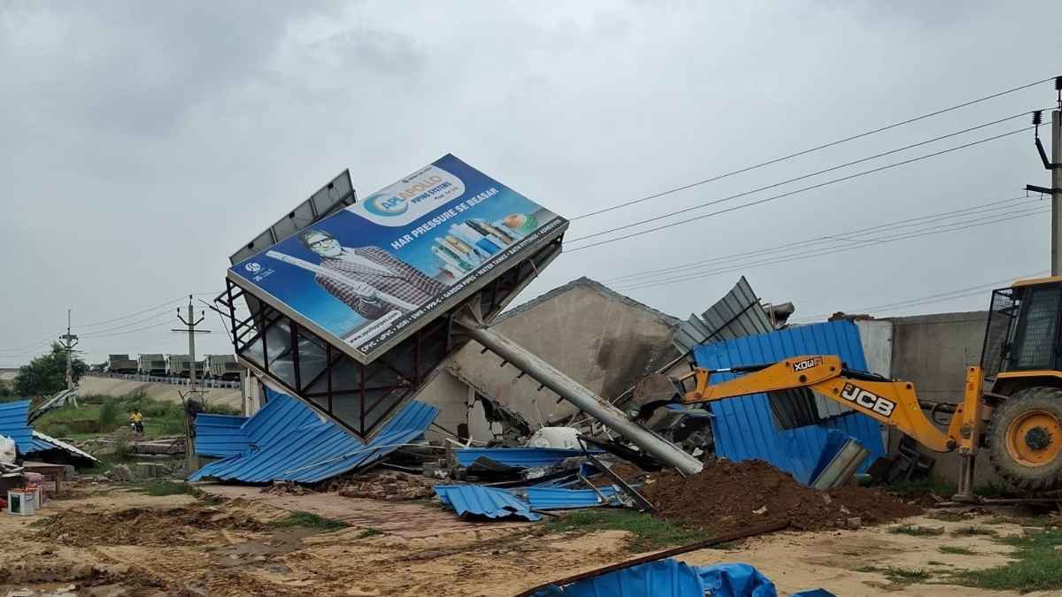 ग्रेटर नोएडा में बड़ा एक्शन, 100 करोड़ की जमीन पर गरजा प्राधिकरण का बुलडोजर, जानें क्या हैं पूरा मामला
