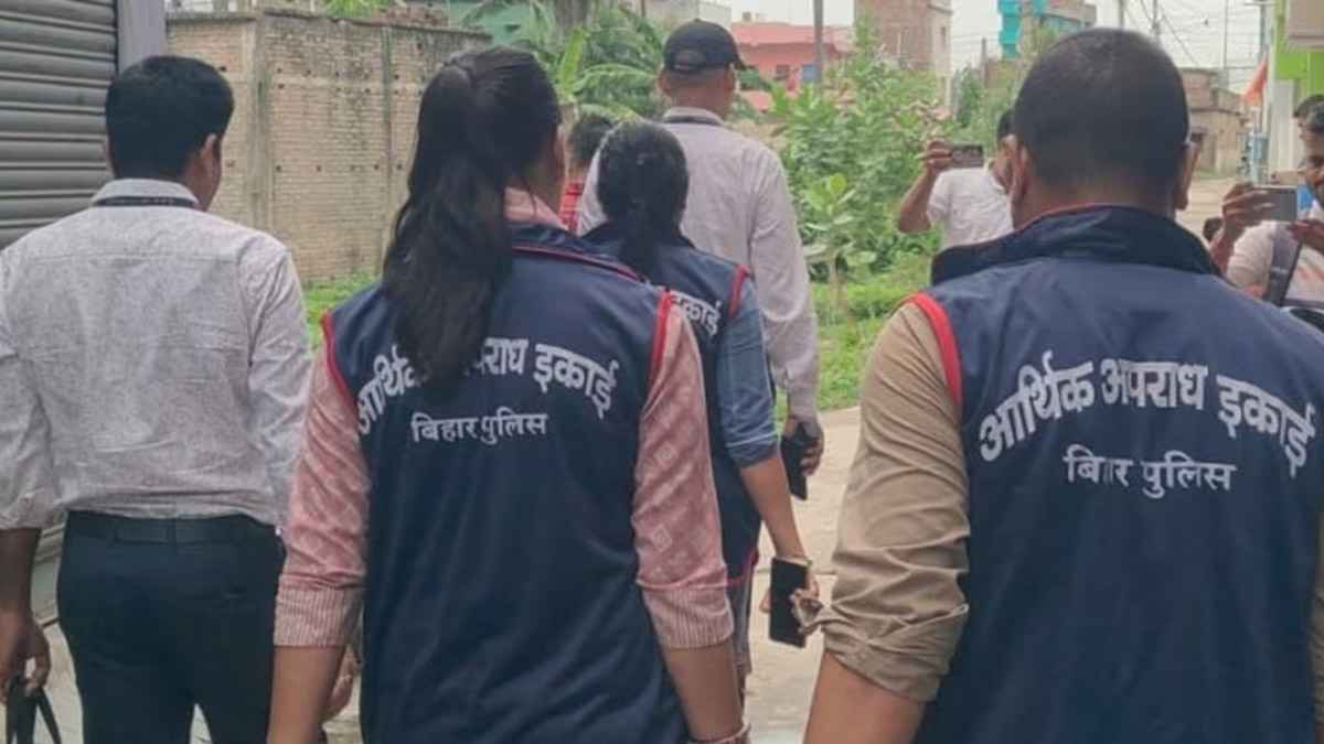 बिहार FCI लेखपाल के घर पर EOU टीम की छापेमारी, भारी मात्रा में कागजात बरामद