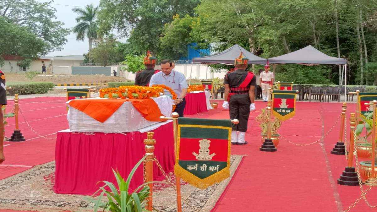 बिहार रेजीमेंट के वीर जवान देव किशोर को पटना एयरपोर्ट पर श्रद्धांजलि, सीएम नीतीश ने जताया शोक