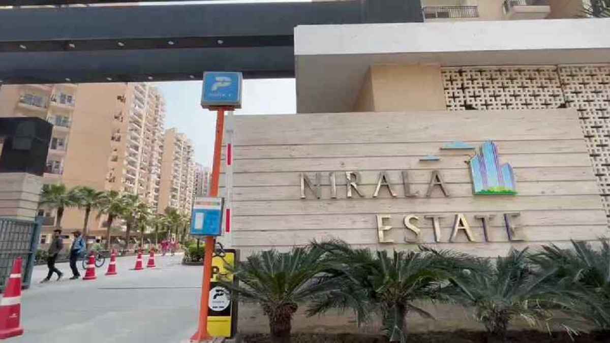 ग्रेटर नोएडा वेस्ट की इस सोसायटी में जान का खतरा, जानें 84 पिलरों से क्या निकल रहा है?