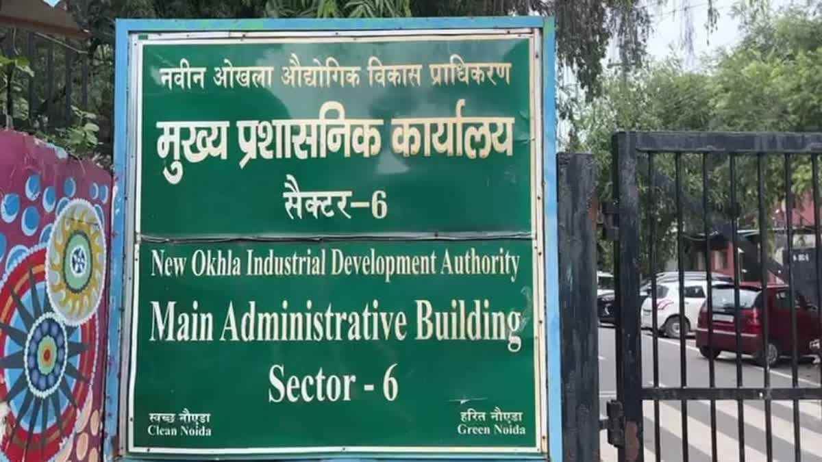 Noida News: नोएडा में रोक के बावजूद प्राधिकरण की जमीन पर अवैध निर्माण, चार पर दर्ज हुआ केस