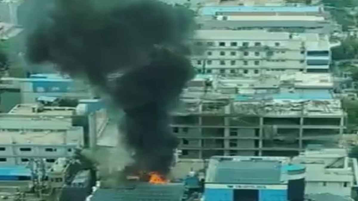 नोएडा की ट्रस्ट लाइन बिल्डिंग में लगी आग, मचा हड़कंप