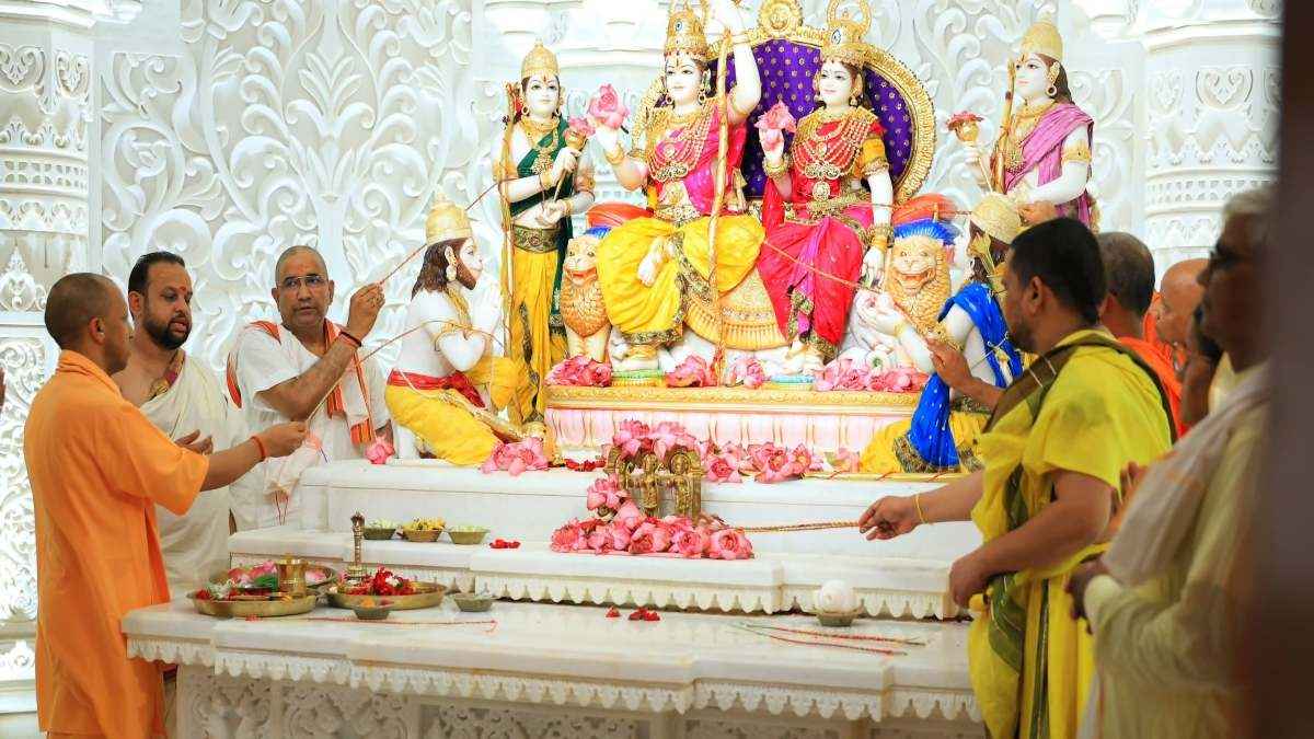 Ram Darbar Prana Pratishtha: अयोध्या के राम मंदिर से सामने आया राम दरबार का पहला वीडियो, प्राण प्रतिष्ठा में शामिल हुए CM योगी