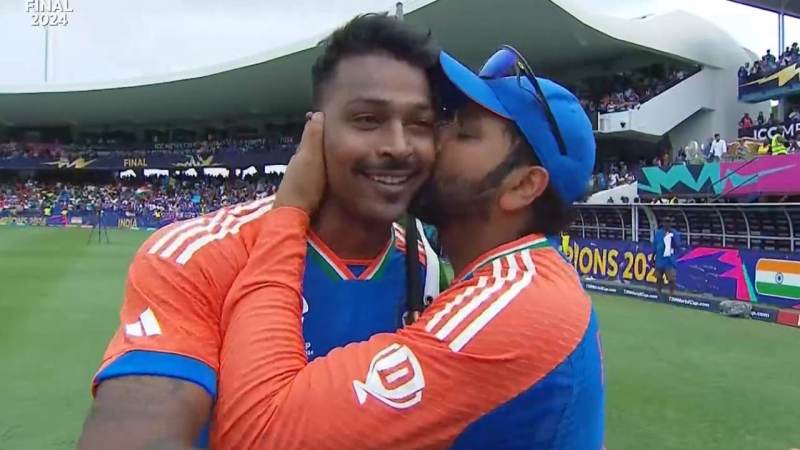 Rohit Sharma Kiss Hardik Pandya