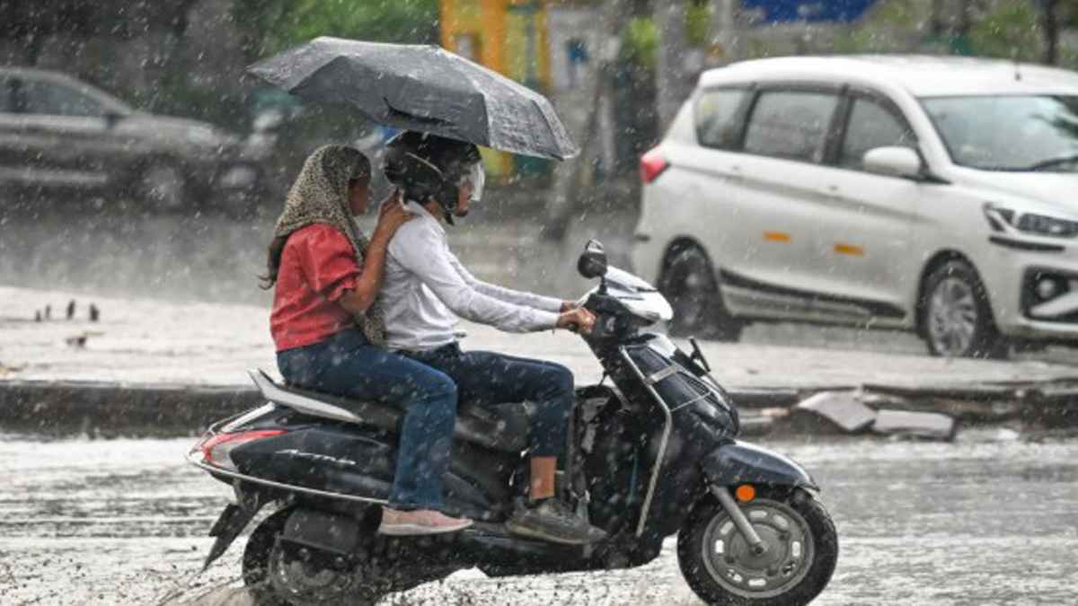 भारी बारिश में स्कूटर चलाते समय ना करें ये 5 गलतियां, पड़ सकते हैं मुसीबत में