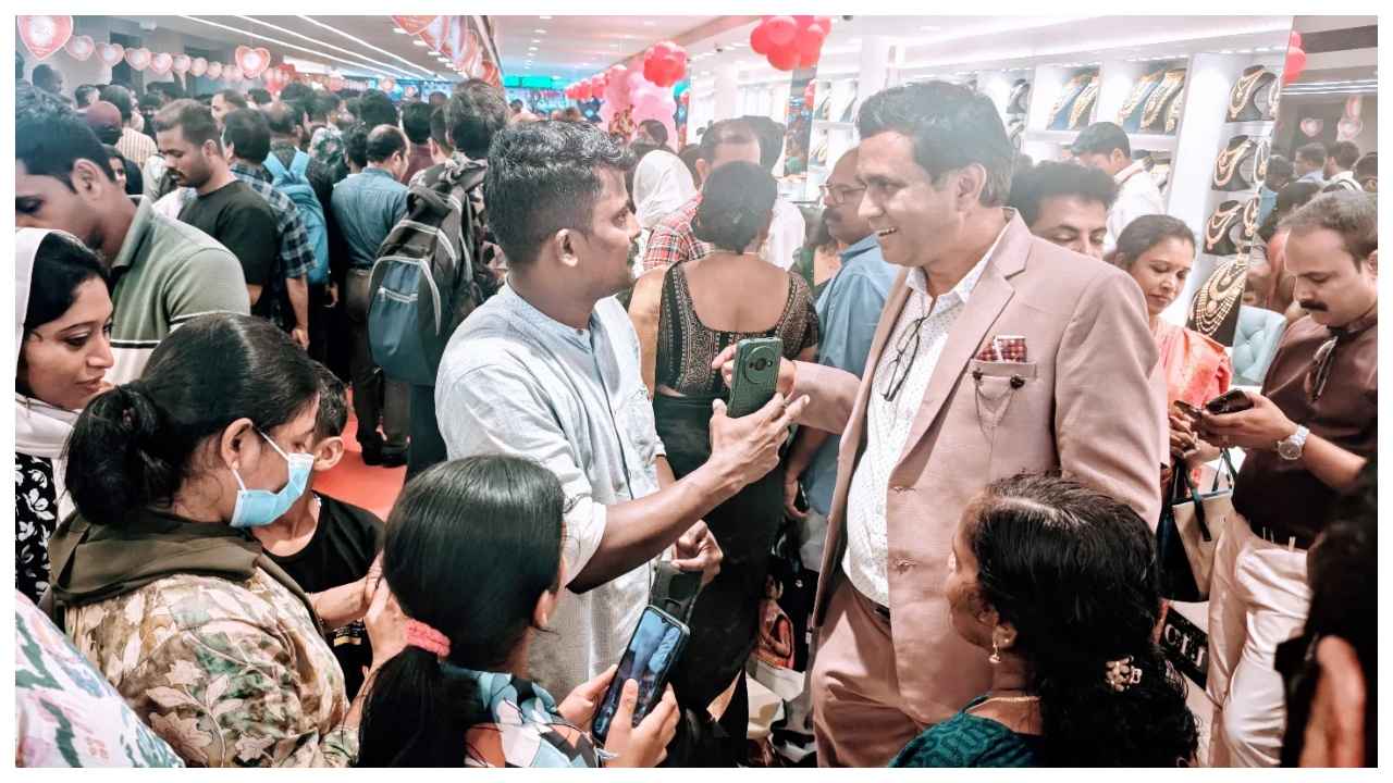 'मेरे खिलाफ क्या साजिश...', Sanoj Mishra से पब्लिक करती है सवाल, डायरेक्टर का क्या होता है जवाब?