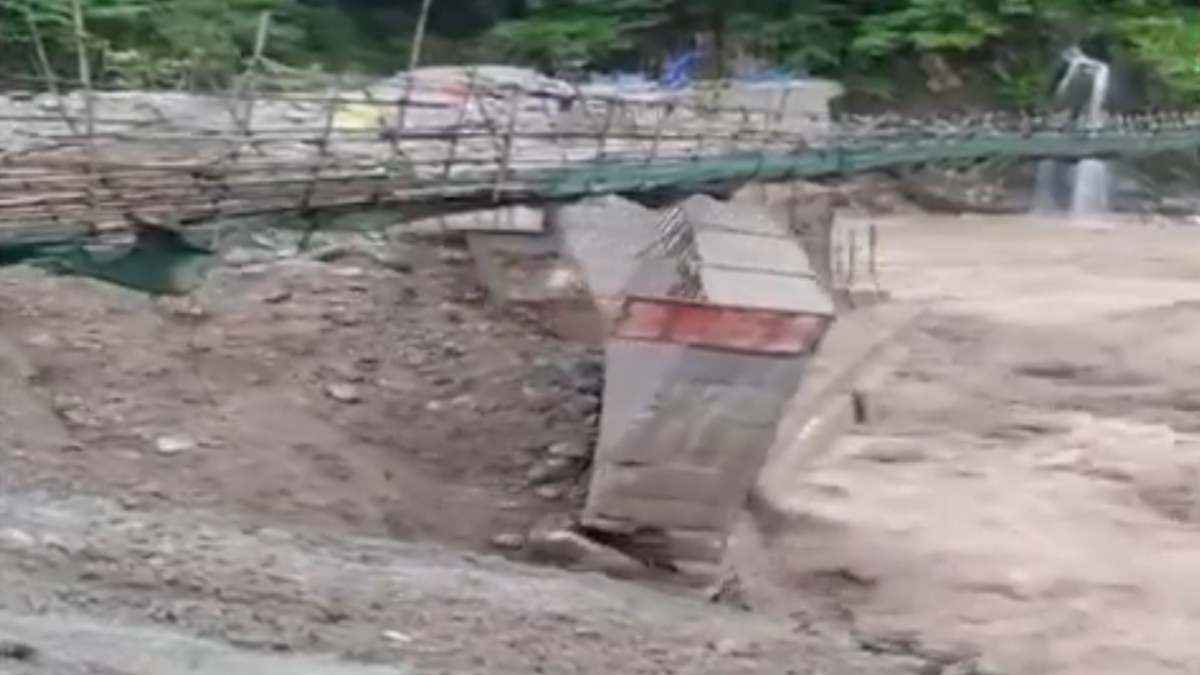 सिक्किम में तीस्ता नदी के उफान में बह गया संकालंग ब्रिज, IMD ने जारी किया बारिश का रेड अलर्ट