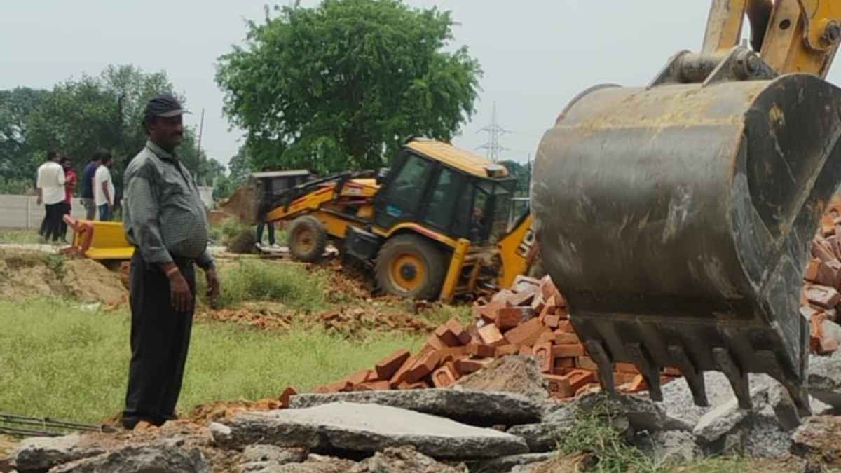 ग्रेटर नोएडा प्राधिकरण की टीम को बंधक बनाकर मारपीट, अतिक्रमण हटाए बिना लौटे