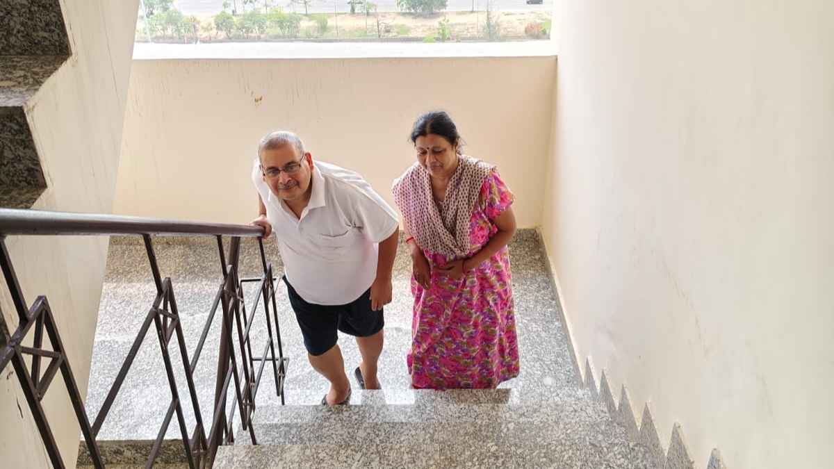 ग्रेटर नोएडा वेस्ट की सोसायटी में दो घंटे के लिए लिफ्ट हुई बंद, जानें बुजुर्ग के साथ किन लोगों को सीढ़ियों से जाना पड़ा