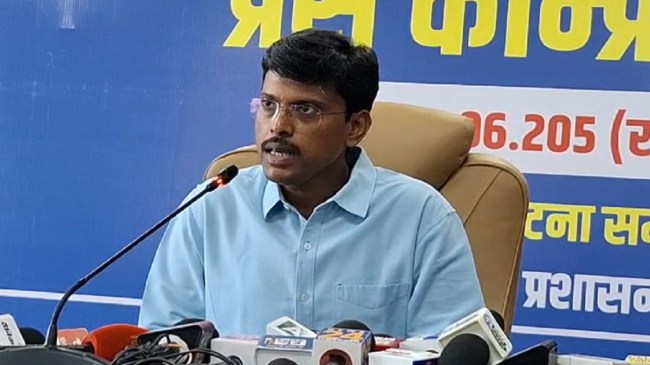 प्रेसवार्ता में अभियान की जानकारी देते पटना के डीएम बिहार न्यूज, बिहार की ताजा खबर, बिहार विधानसभा चुनाव, पटना डीएम, ऑपरेशन मतदाता शुद्धिकरण, बिहार सरकार, सीएम नितिश कुमार, Bihar News, Latest Bihar News, Bihar Assembly Election, Patna DM, Operation Voter Purification, Bihar Government, CM Nitish Kumar